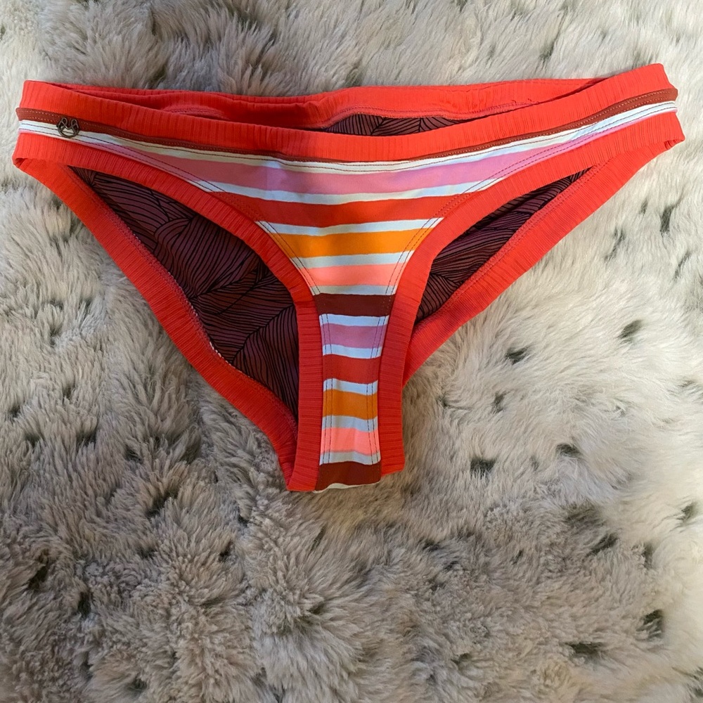 NWOT Maaji Reversible Bikini bottoms size Medium